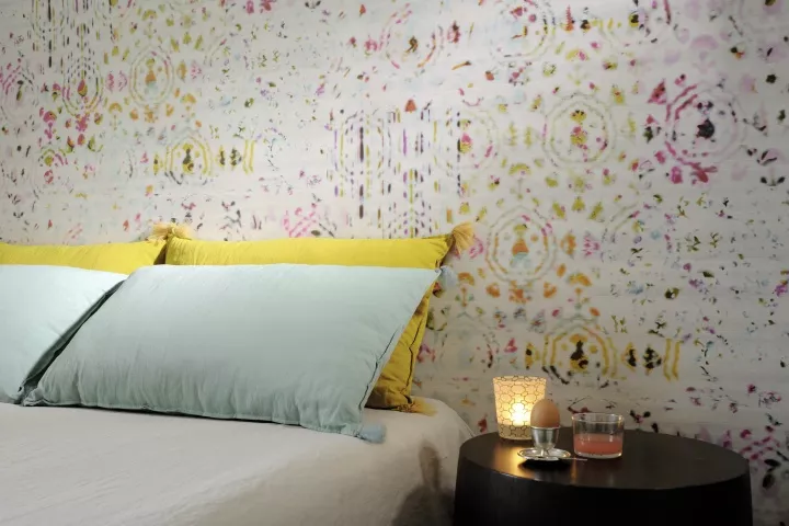 Musterfoto der Kandy Brit pop  VP754 05 Tapete mit einem Bett im Vordergrund